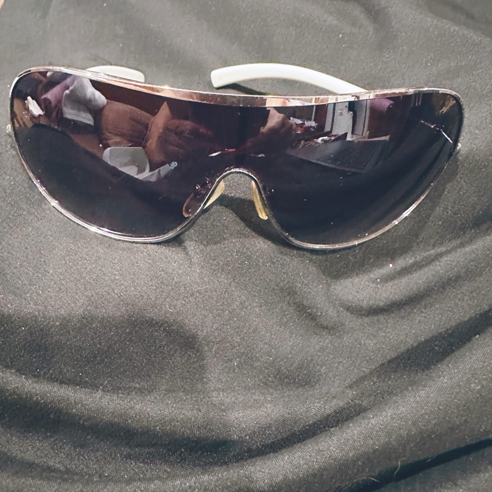 Never Worn Guess Sunglasses Silver Frames with White Arms - Picture 2 of 6